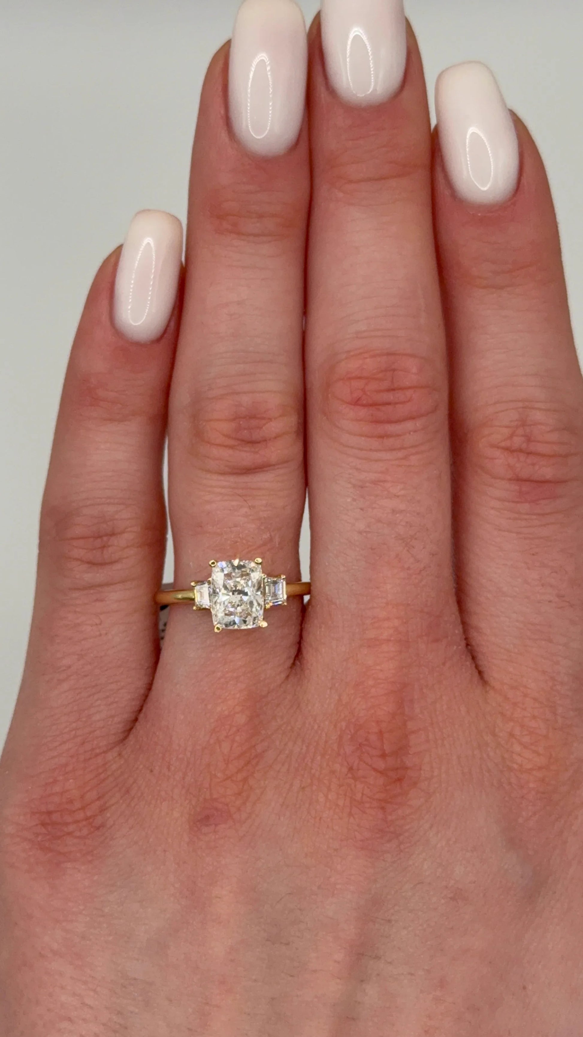 EMERALD CUSHION TRIO "GRACE" RING 1.79ct — Savina Diamonds (view 3 of 4)