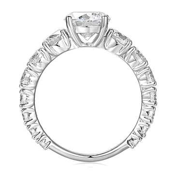 PIERŚCIONEK OKRĄGŁY Z KAMIENIAMI BOCZNYMI 2,56 CT